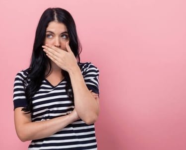 mujer que tiene verguenza de mostrar su sonrisa